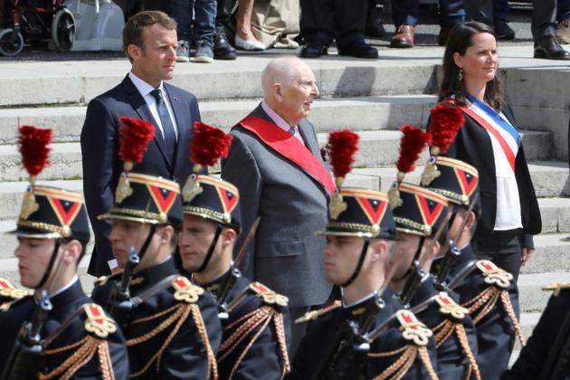 La Garde républicaine défile devant Daniel Cordier et Emmanuel Macron le 18 juin 2018 au Mémorial du Mont Valérien [LUDOVIC MARIN / AFP]