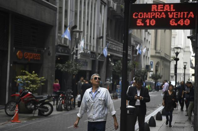 Le peso argentin a chuté de plus de 7% en un jour [EITAN ABRAMOVICH / AFP]