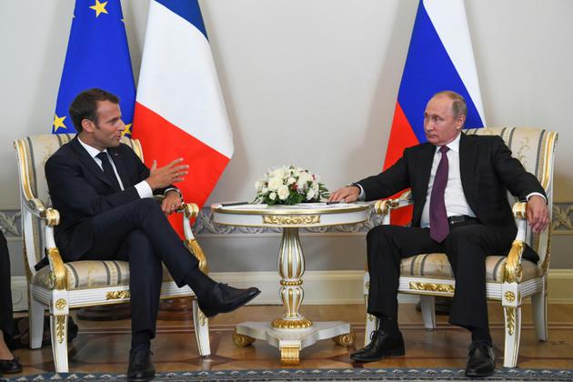 Le président russe Vladimir Poutine avec son homologue français Emmanuel Macron le 24 mai 2018 à Saint-Pétersbourg [Kirill KUDRYAVTSEV / POOL/AFP]