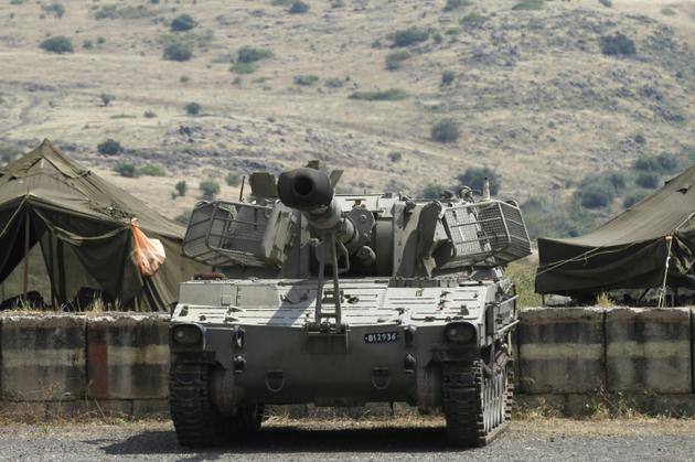 Un blindé israélien prend position le 9 mai 2018 près de la ligne de démarcation avec la Syrie dans la partie du Golan occupée par Israël. [JALAA MAREY / AFP]
