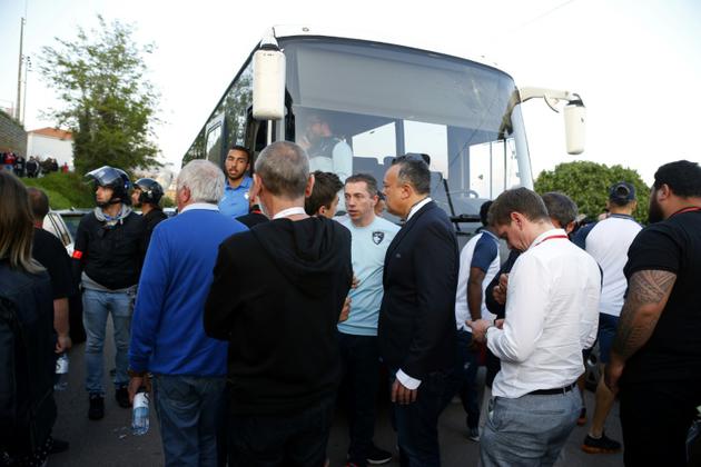 Le bus des joueurs du Havre immobilisé après avoir essuyé des projectiles aux abords du stade d'Ajaccio, le 18 mai 2018  [PASCAL POCHARD-CASABIANCA / AFP/Archives]