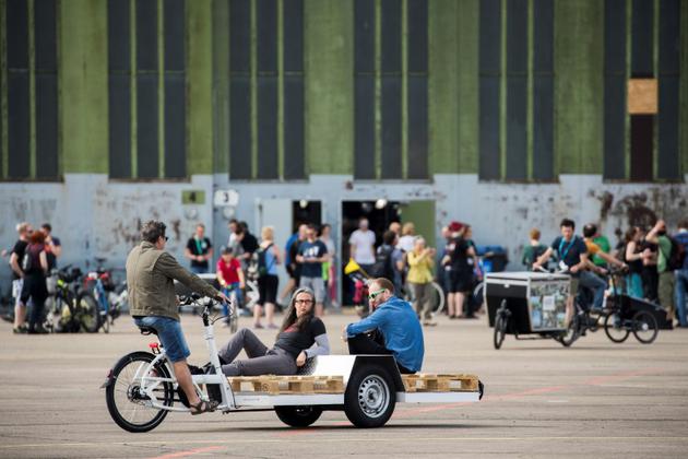 Des Allemands testent un vélo-cargo à la Foire du vélo de Berlin, le 15 avril 2018 [Odd ANDERSEN / AFP/Archives]