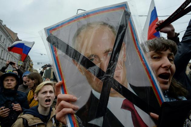 Des opposants manifestent contre Vladimir Poutine à Saint-Pétersbourg, en Russie, le 5 mai 2018 [Olga MALTSEVA                        / AFP]