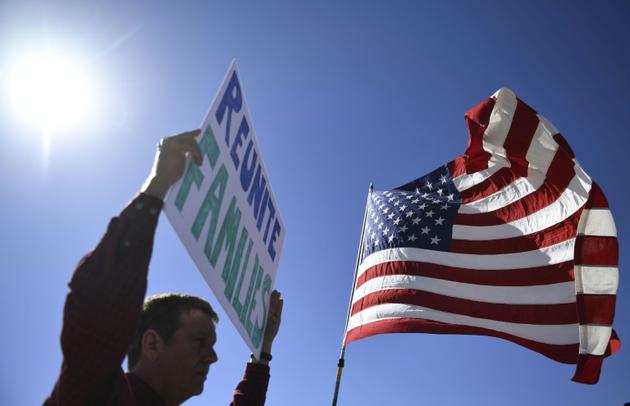Des manifestants près du poste frontière de El Paso au Texas le 21 juin 2018 [Brendan Smialowski / AFP]