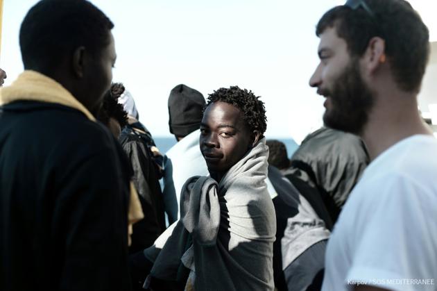 Photo fournie par l'ONG  Medecins Sans Frontieres et SOS Mediterranée le 16 juin 2018 montrant des migrants à bord de l'Aquarius en route vers le port de Valence, en Espagne [Kenny KARPOV / SOS MEDITERRANEE/AFP]