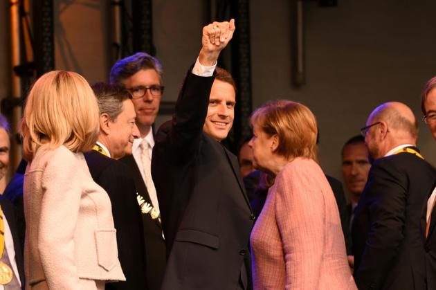 Le président français Emmanuel Macron et la chancelière allemande Angela Merkel, le 10 mai 2018 à Aix-la-Chapelle [PATRIK STOLLARZ                      / AFP]