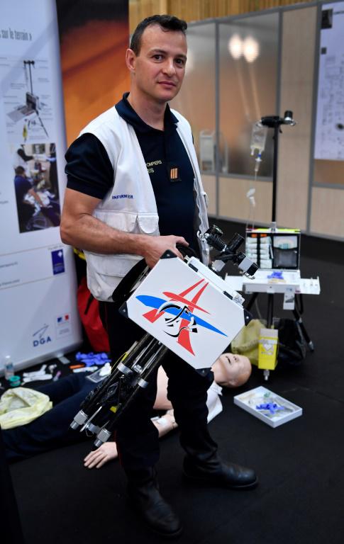 Samuel Mercier, pompier et secouriste parisien présente son kit médical d'ugence, MedPack, au concours Lépine, le 3 mai 2018 à Paris  [GERARD JULIEN / AFP]