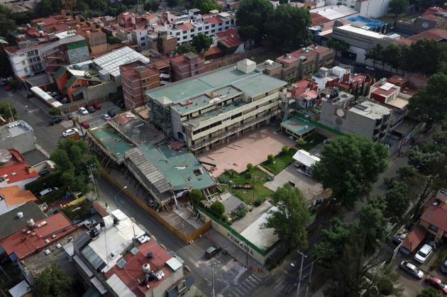 Vue aérienne de l'école Rebsamen dont une partie s'est effondrée pendant un séisme tuant 19 enfants et 7 adultes, le 18 mars 2018 à Mexcio [Miguel TOVAR / AFP/Archives]