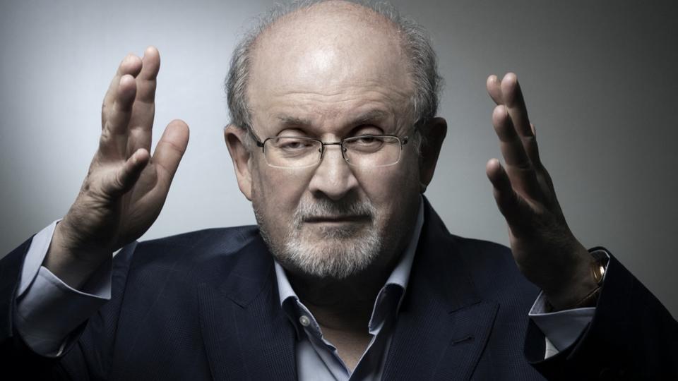 Qui est Salman Rushdie, l'auteur menacé de mort depuis 1989 ?