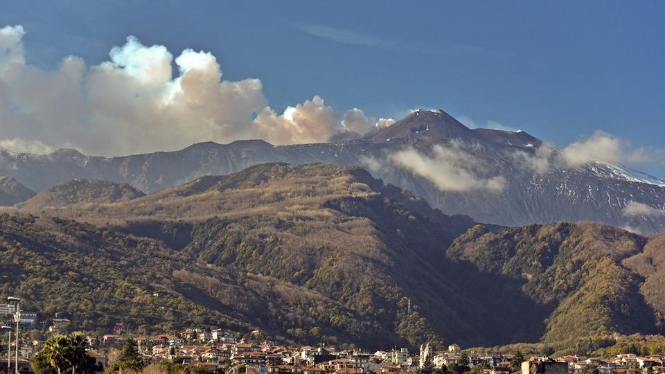 Sicile : l'Etna entre en éruption, les vols suspendus à l'aéroport de Catane