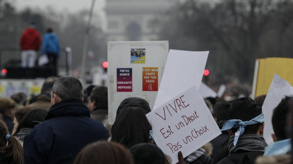 Associations, sites web, ultra-catholiques... Qui sont les anti-avortement en France ?