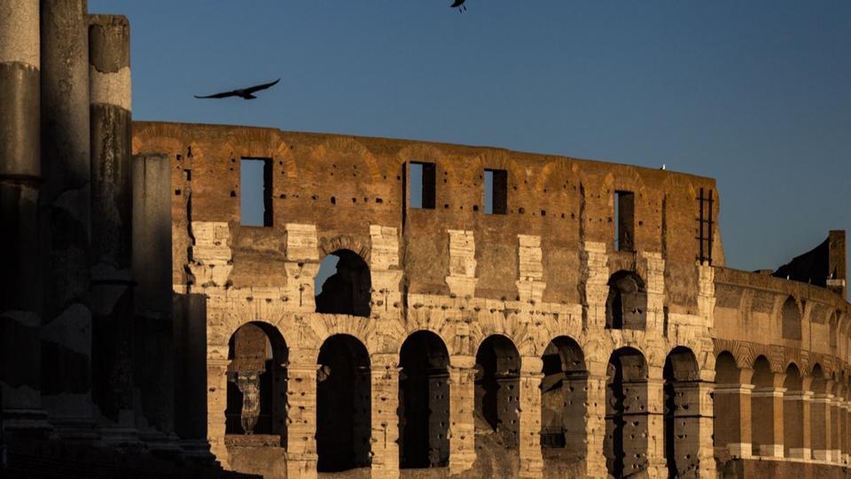 Rome : filmé en train de graver son nom sur le Colisée, il provoque la colère des internautes