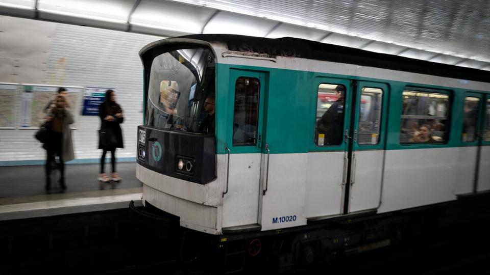Orages : des torrents d'eau dans le métro à Paris