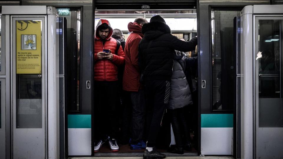 Paris : un homme armé menace les voyageurs dans le métro