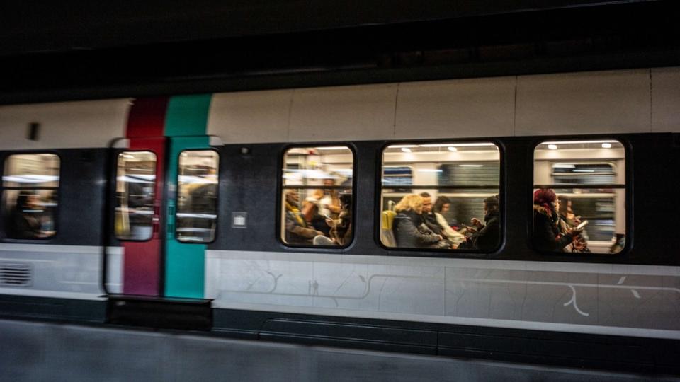 Versailles : une femme accuse un homme de s'être masturbé devant elle dans le RER