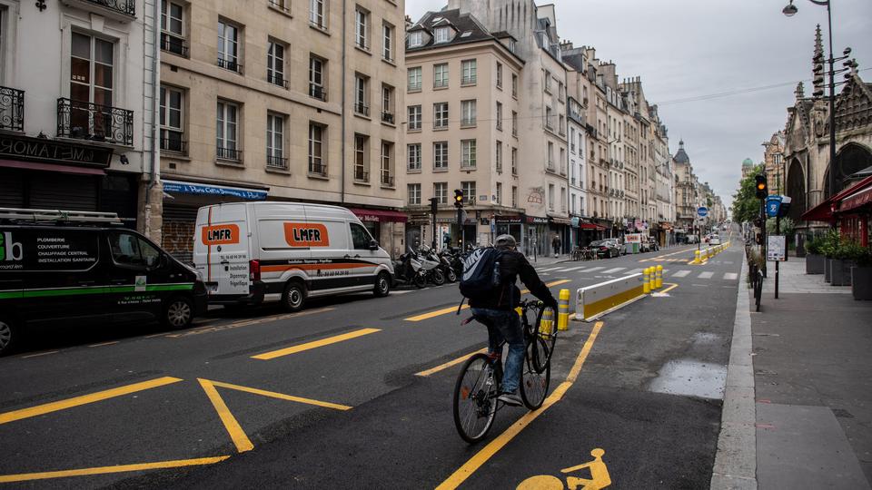 Paris : un cycliste chute, son vélo est volé avant l'arrivée des secours