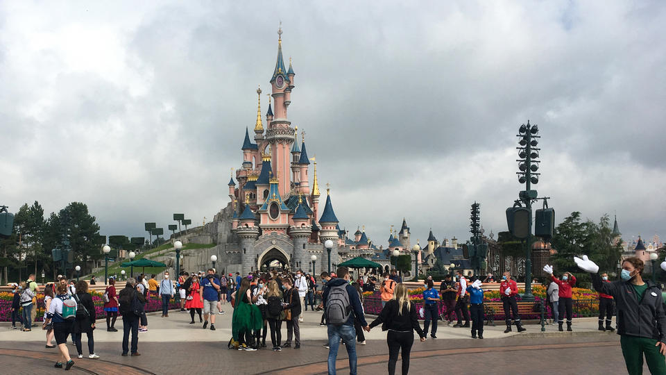 Vidéo : un employé gâche une demande en mariage, Disneyland Paris présente ses excuses