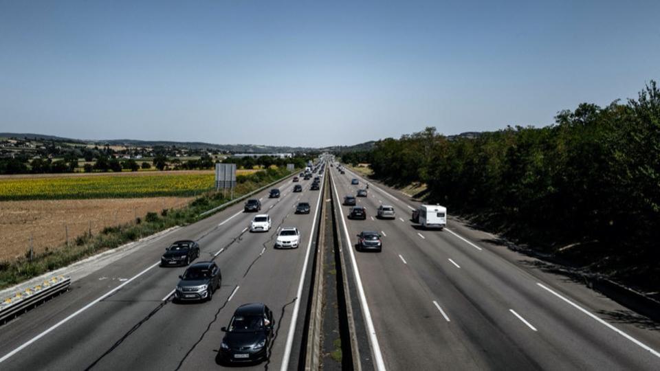 Climat : des personnalités appellent à rouler à 110 km/h sur l'autoroute pour réduire les émissions de CO2