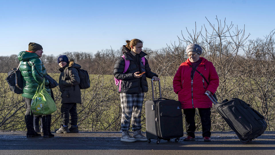 Des milliers d'Ukrainiens quittent le pays et se rendent à Medyka, ville frontalière polonaise