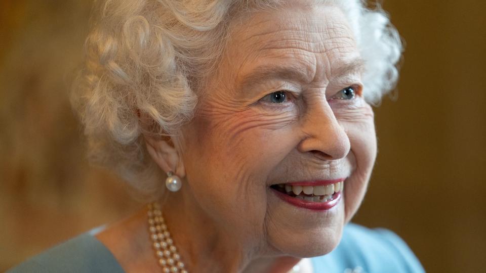 La reine Elizabeth II, souffrant du Covid-19, annule des visioconférences