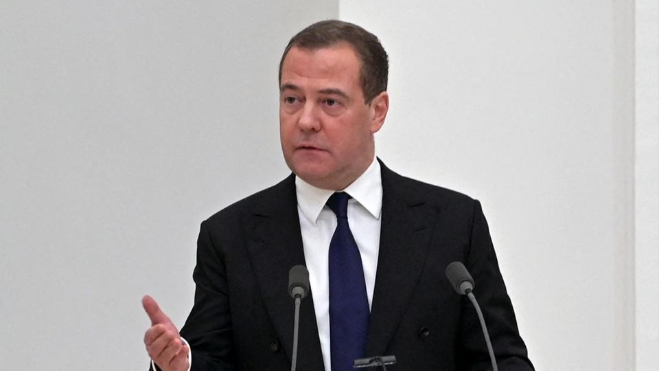 Guerre en Ukraine : l'ex-président russe Dmitri Medvedev évoque le recours à l'arme nucléaire