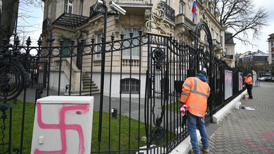 Strasbourg : des croix gammées taguées sur le consulat général de Russie