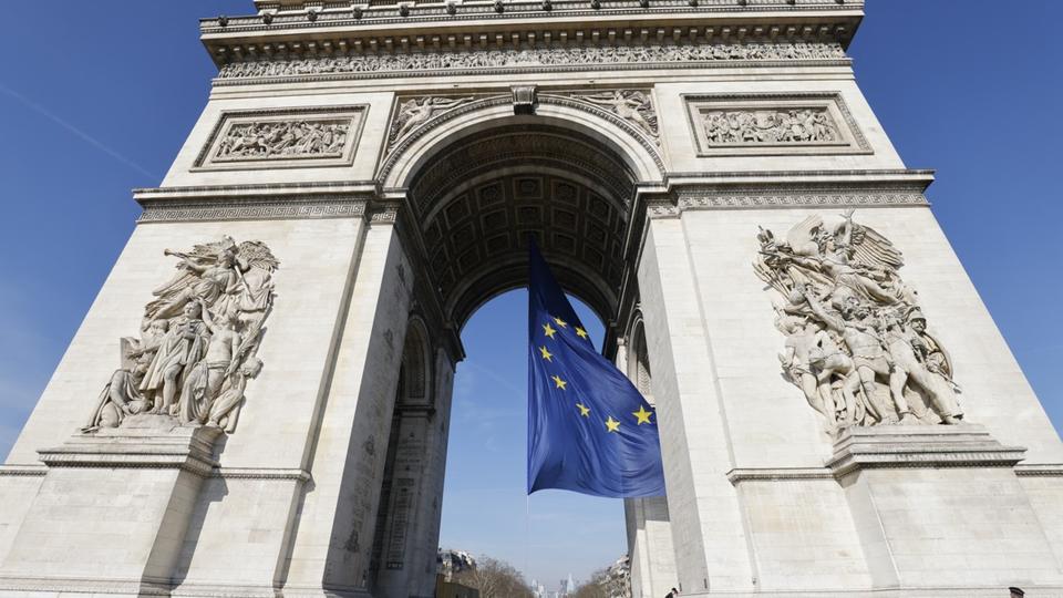 Arc de triomphe : le drapeau européen de retour pour le sommet de Versailles