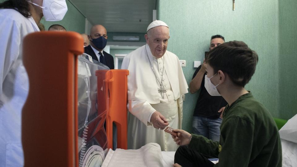Guerre en Ukraine : le pape rend visite aux enfants réfugiés et soignés dans un hôpital du Vatican