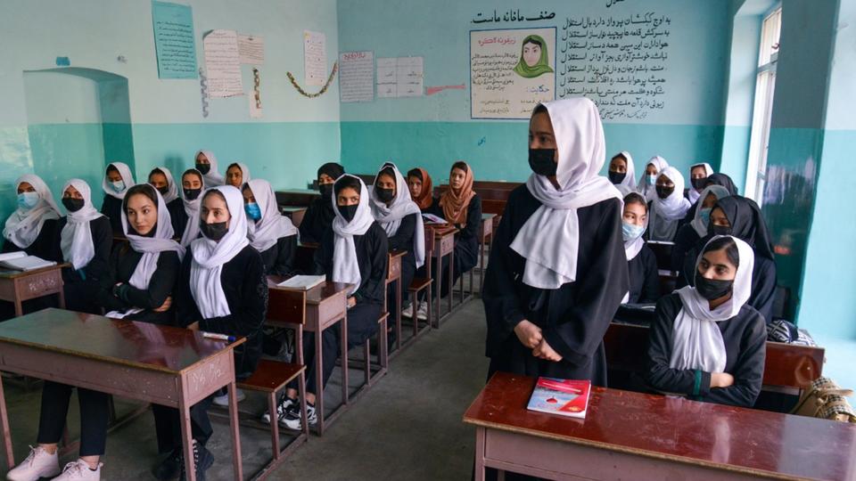 Quelques heures après la réouverture des écoles secondaires aux filles, les talibans ordonnent leur fermeture
