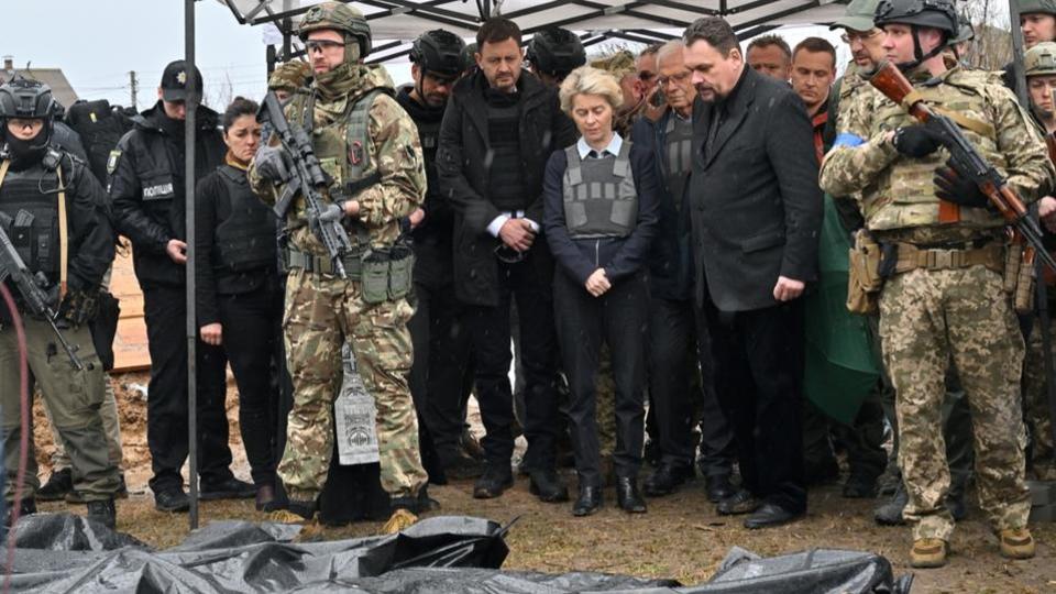 Guerre en Ukraine : Ursula von der Leyen à Boutcha, là où «notre humanité a été brisée»