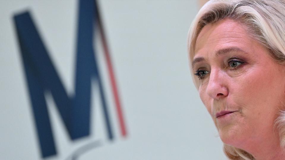 RIC : comment fonctionnerait le référendum voulu par Marine Le Pen ?