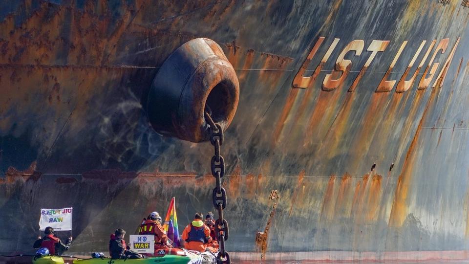 Norvège : des militants de Greenpeace bloquent un pétrolier russe en s'enchaînant à lui