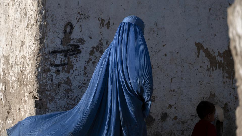 Afghanistan : les femmes désormais obligées de porter la burqa en public