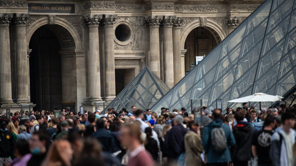 Paris : un trafic de faux billets d'entrée au musée du Louvre démantelé, 14 personnes arrêtées