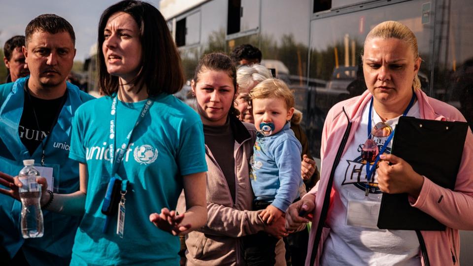 DIRECT - Guerre en Ukraine : «Les femmes, les enfants et les personnes âgées» évacués de l'usine d'Azovstal, annonce Kiev