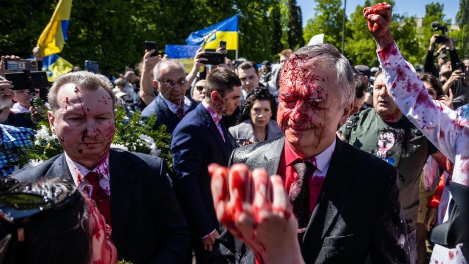 Guerre en Ukraine : l'ambassadeur russe en Pologne aspergé d'une substance rouge