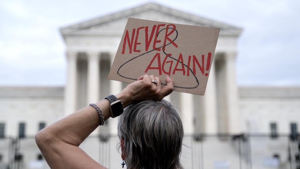 Etats-Unis : une adolescente de 16 ans jugée «pas assez mature» pour avorter, des élues s'indignent