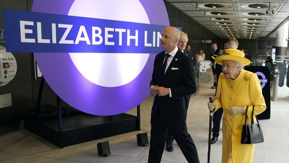 Elizabeth II : la reine effectue une visite surprise dans le métro