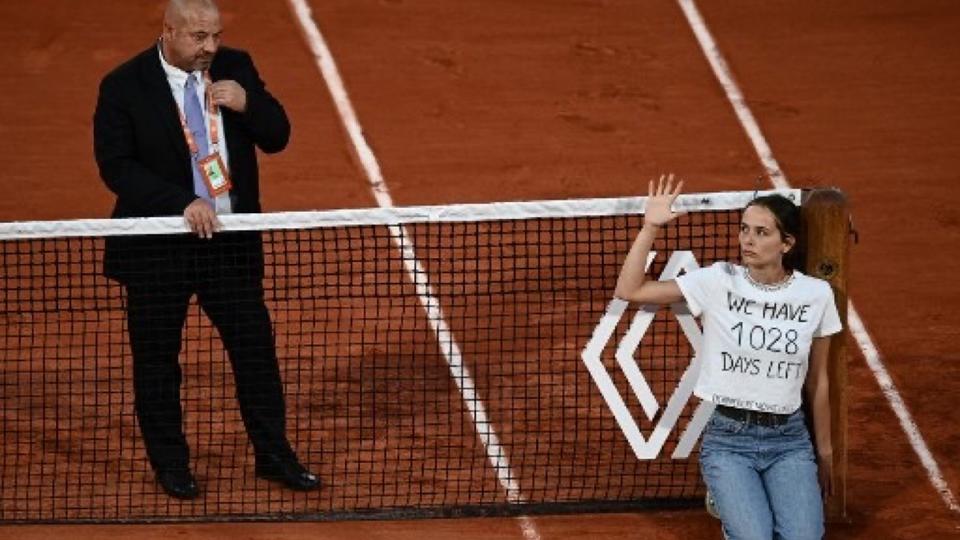 Roland-Garros : une manifestante s'attache au filet et interrompt la demi-finale