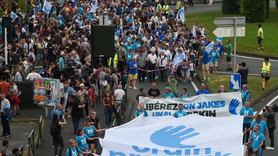 Pays basque : Des militants s'enchaînent sur le tarmac de l'aéroport de Biarritz