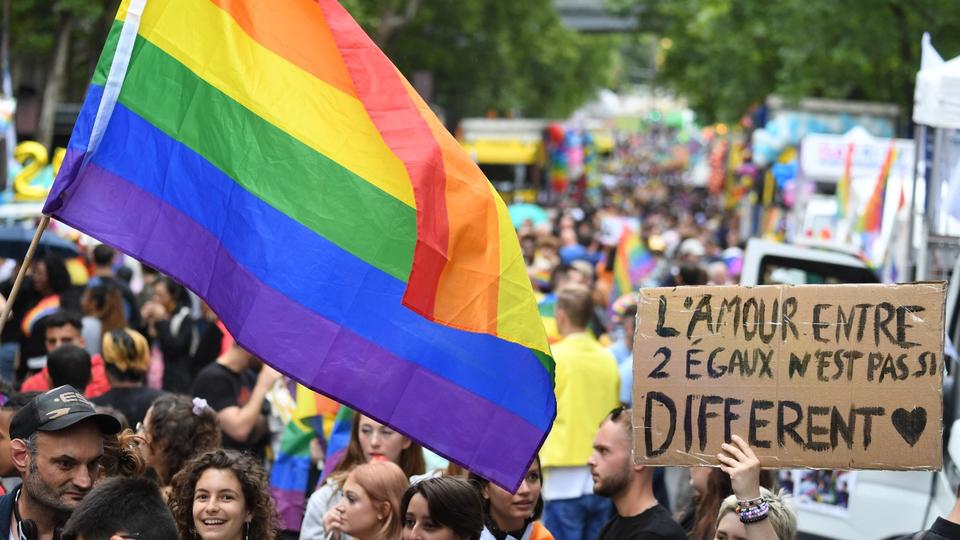Haine anti-LGBT : discriminations, violences physiques ou sexuelles... Tout ce qu'il faut retenir du dernier rapport sur la situation en France