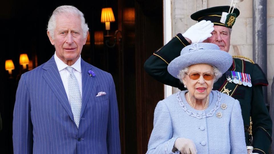 Mort d'Elizabeth II : le nouveau roi prend le nom de Charles III