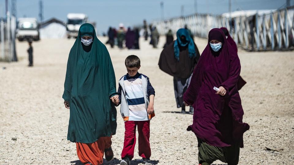 Jihadisme : huit femmes et un mineur, rapatriés de Syrie par la France, mis en examen
