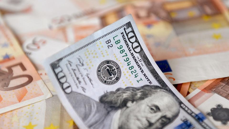 Euro plus faible que le dollar : quelles conséquences ?