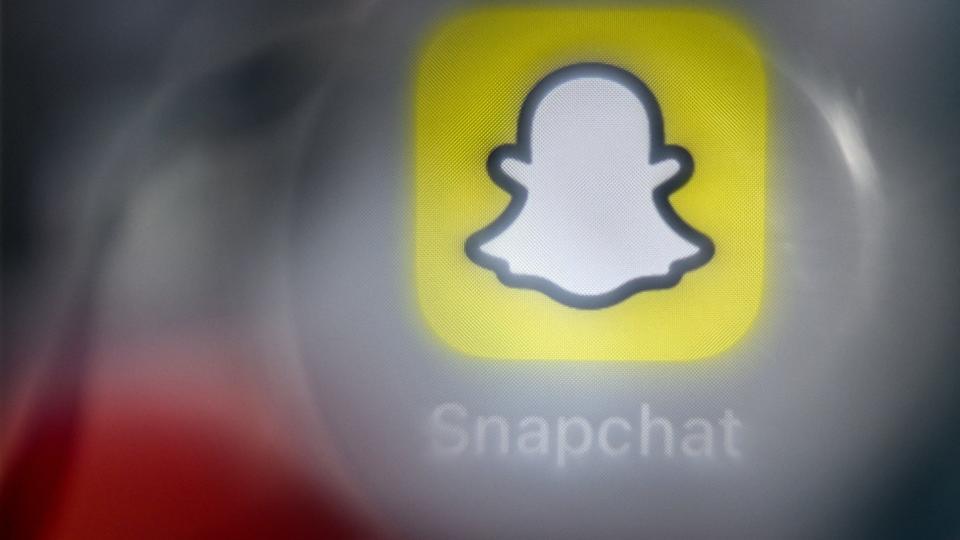 Snapchat va supprimer 20% de ses effectifs et chute lourdement en bourse