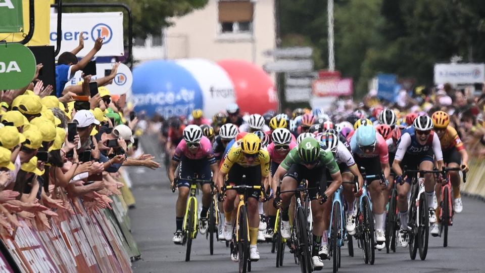 Vidéo : une chute spectaculaire sur le Tour de France féminin