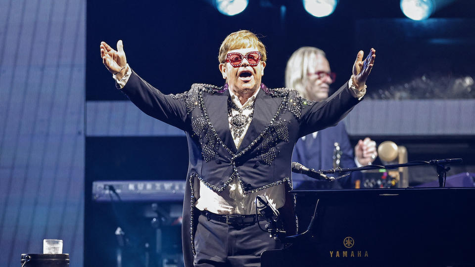 Elton John dévoile son nouveau titre «Hold Me Closer» dans un restaurant cannois