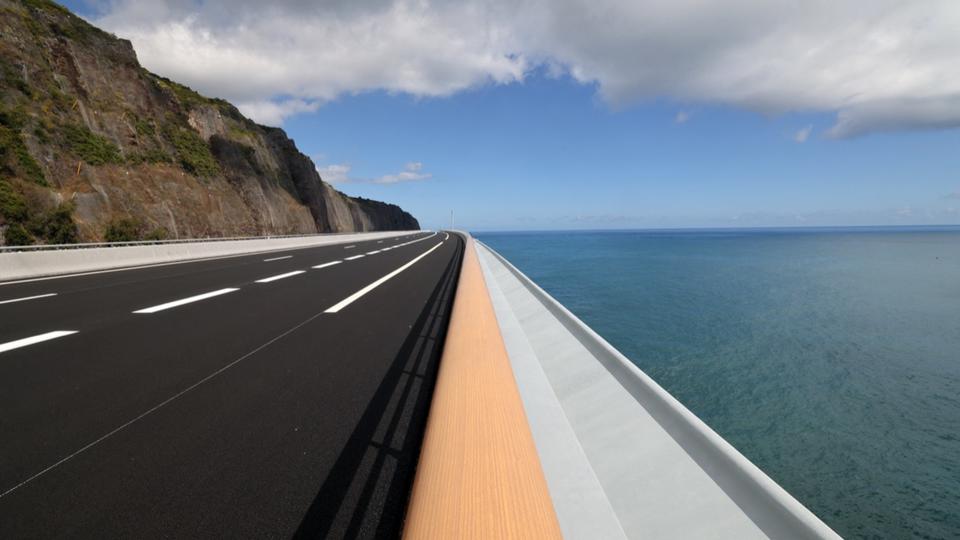 La route «la plus chère du monde» ouvre aujourd'hui à la Réunion