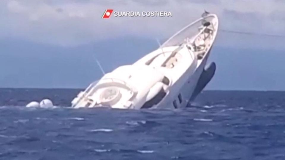 Les images spectaculaires du naufrage d'un yacht au large de l'Italie (vidéo)