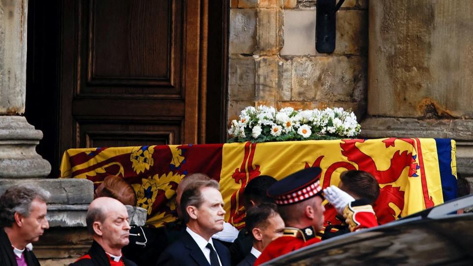 Mort d'Elizabeth II : le cercueil de la reine attendu à Londres